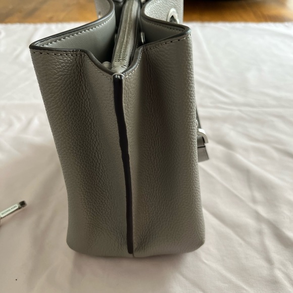 MAKE ME AN OFFER Kors pebble soft leather purse. Light dove grey - Picture 4 of 9